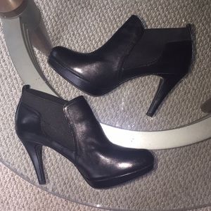FINAL PRICE Adrienne Vittadini booties w heel